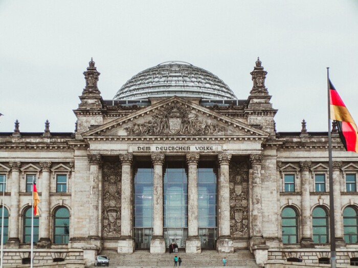 deutscher_bundestag_berlin_frontalansicht