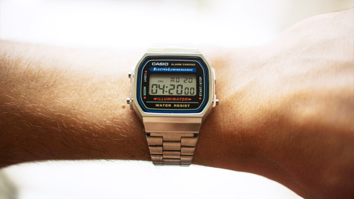 Handgelenk welches eine Retro-Digitaluhr trägt mit der Uhrzeit 4:20