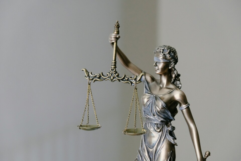 justizia_statue_vor_hellem_hintergrund